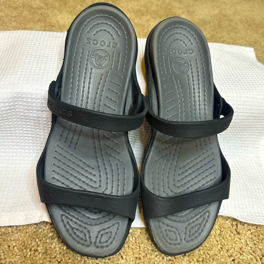 CROCS // open toe with strap// water proof // non slip // SIZE 11 WOMEN